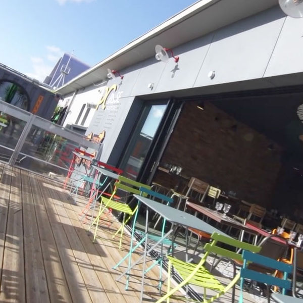 Intérieur chaleureux de la crêperie PC de la Base